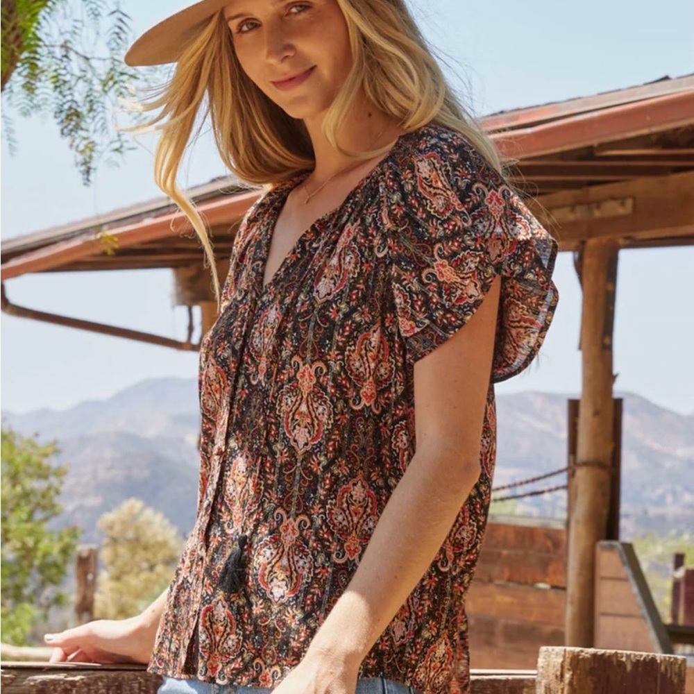 EUC LoveStitch Star Shine Flutter Sleeve Black Cayenne Paisley Top Sz M